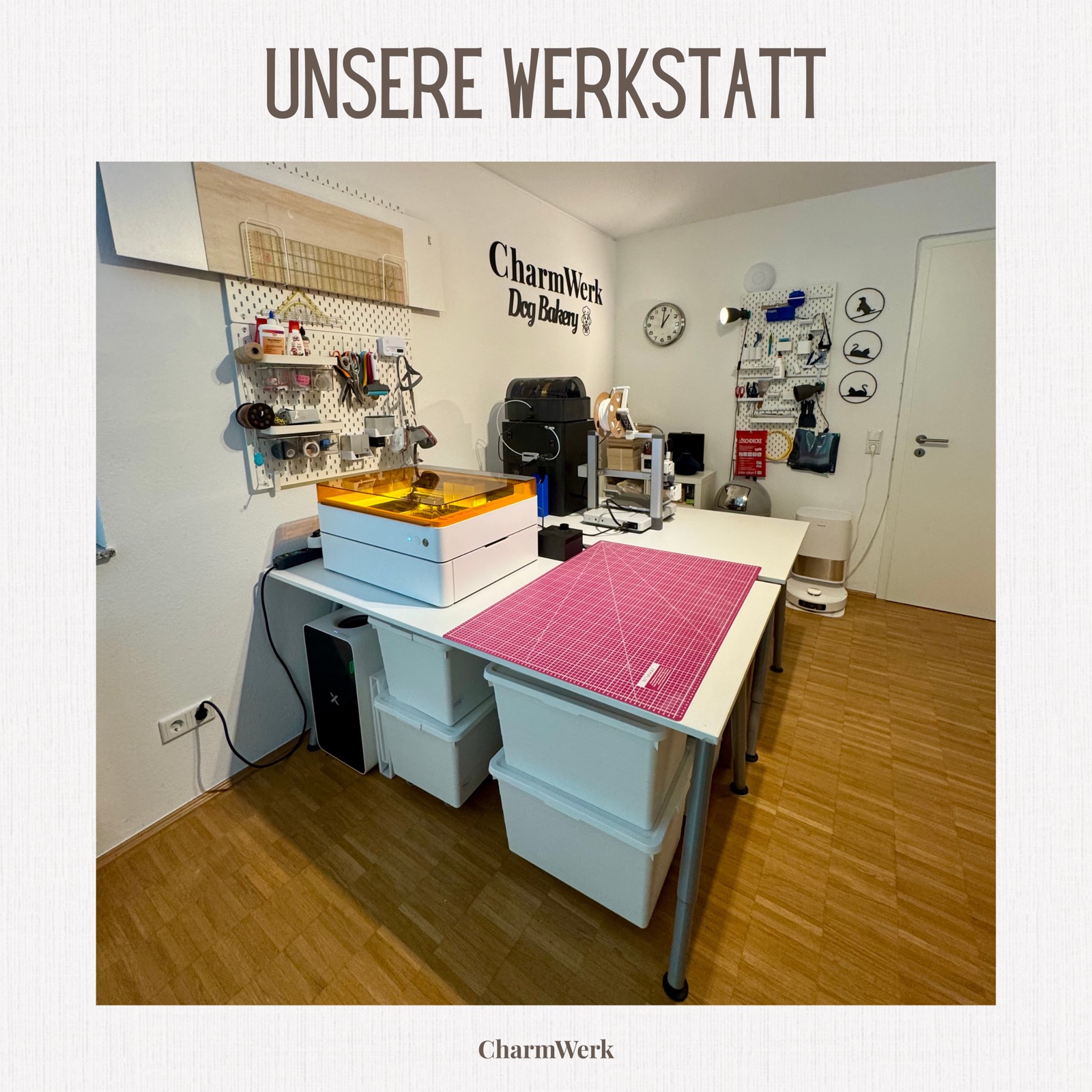 Einblick in die CharmWerk-Werkstatt mit Arbeitstisch, Werkzeugen, Laser und 3D-Druckern