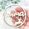 Weihnachtsbaum Anhänger personalisiert – Christbaumkugel Holz Namensanhänger Weihnachten – Geschenk mit Name – Rentier Sterne Engel Tannen - Bild 1