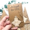 Schutzengel Anhänger aus Holz mit Spruchkarte – Engel Geschenk zur Taufe, Kommunion, Konfirmation oder als Dankeschön - Bild 3