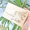 Schwangerschaftsverkündung Holzschild Storch – Wir sind bald zu dritt – Baby Ankündigung Familie – Geschenk aus Holz - Bild 2