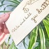 Schwangerschaftsverkündung Holzschild Storch – Wir sind bald zu dritt – Baby Ankündigung Familie – Geschenk aus Holz - Bild 7