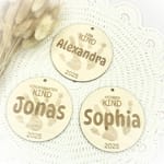 Kindergarten Anhänger 2025 Holz – Personalisiert mit Name – Geschenk Krippe Kita Kindergartenstart – Erinnerung erster Tag - Kitakind