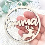 Weihnachtsbaum Anhänger personalisiert – Christbaumkugel Holz Namensanhänger Weihnachten – Geschenk mit Name – Rentier Sterne Engel Tannen