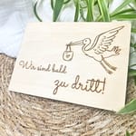 Schwangerschaftsverkündung Holzschild Storch – Wir sind bald zu dritt – Baby Ankündigung Familie – Geschenk aus Holz