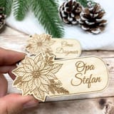 Holzanhänger Opa Stefan mit Weihnachtssternblüte in einer Hand