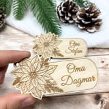 Holzanhänger Oma Dagmar mit Weihnachtssternblüte in einer Hand