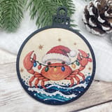 Originalfoto: Weihnachtskrabbe-Anhänger, heller quadratischer Fotoausschnitt