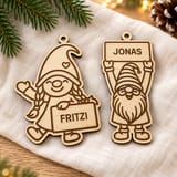 Personalisierte Holz-Wichtel Fritzi und Jonas auf cremefarbenem Leinen mit Tannengrün. KI-gestaltete Szene auf Basis eigener Produktfotos; zwei Motivbeispiele.