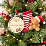 Personalisierte Holzkugel Maximilian am geschmückten Weihnachtsbaum.