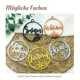 Fünf personalisierte Christbaumanhänger in verschiedenen Farben wie Schwarz, Kupfer, Weiß, Gold und Silber mit unterschiedlichen Namen auf Stroh- und Stoffuntergrund.