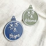 Blaue Papa-Kugel und grüne Mama-Kugel mit weißen Sternmotiven.