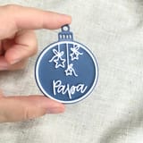 Eine Hand hält eine blaue Papa-Kugel.