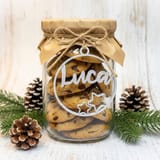 Ein mit Cookies gefülltes Glas mit Juteband trägt einen silbernen Weihnachtsanhänger mit dem Namen Luca.