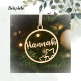 Könnte beinhalten: Ein kreisförmiger Anhänger aus hellem Holz mit dem Namen Hannah in Schreibschrift. Das Design enthält zwei ausgestanzte fünfzackige Sterne unten rechts sowie eine kleine Öse an der Oberseite, an der ein helles Band befestigt ist.