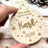 Holzanhänger Mein erstes Weihnachten mit dem Namen Karl und der Jahreszahl 2026 in einer Hand