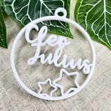 Helle Weihnachtskugel mit den Namen Clemens und Julius und Rentiermotiven