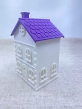 Stadthaus mit violettem Schindeldach in seitlicher Ansicht