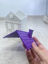 Abgenommenes violettes Dach mit Kamin und offener Hauskörper
