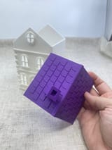 Violettes Dach mit Schindelstruktur und Kamin von oben