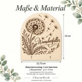 Maße 12,73 × 15 cm und zwei Bandschlitze je 2 × 6 mm – KI-gestaltete Materialkarte
