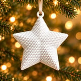 Weißer Kissenstern Perlmuster am beigen Band durch die Öse im Weihnachtsbaum hängend – KI-bearbeitet nach Originalfoto