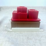 Originalfoto des geschlossenen Geschenkschlittens in Seitenansicht: rote Geschenkpakete auf braunem Fach mit weißen Kufen.