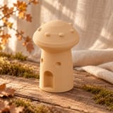 Gelbes Pilzhaus Waldhütte in herbstlicher Umgebung