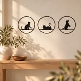Drei runde Tier-Silhouetten mit Katzen- und Hundemotiv an einer Wand