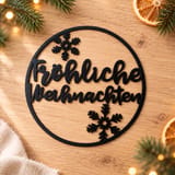 Schwarzer Türkranz Fröhliche Weihnachten mit Schneeflocken auf Holz
