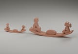 Digitale Modellansicht der Wippe mit zwei sitzenden Figuren und Kartenhalter in zwei Größen