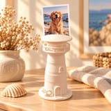 Cremefarbener Leuchtturm als Fotohalter mit eingestecktem Hundefoto