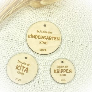 Holzanhänger Ich bin ein Kindergartenkind Kitakind Krippenkind 2025 - personalisiert – Geschenk zum Start oder Abschied
