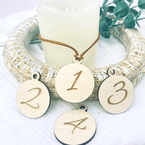 Adventskranz Zahlen 1–4 Holz – Adventskranz-Anhänger Deko Ziffern Gravur Adventszeit Weihnachten Advent Mitbringsel Dekoration