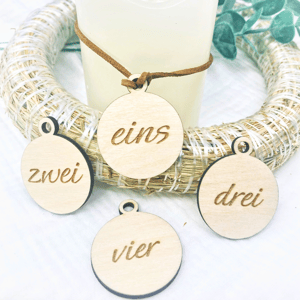 Adventskranz Zahlen -Adventskranzanhänger - Zahlenanhänger - Kerzenanhänger - ausgeschrieben eins–vier Holzanhänger – Advent Deko Holz