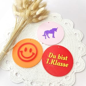 Rucksackanhänger Kinder – Bunte 3D Motive zur Einschulung – Einhorn, Rakete, Smiley, 1. Klasse – Geschenk Schulstart viele Farbkombinationen