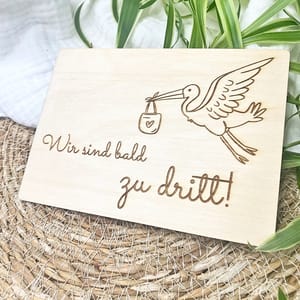 Schwangerschaftsverkündung Holzschild Storch – Wir sind bald zu dritt – Baby Ankündigung Familie – Geschenk aus Holz
