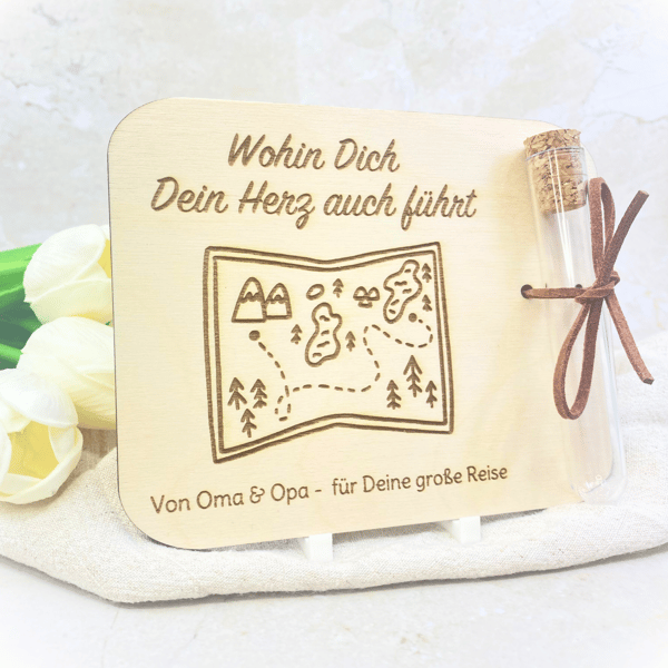Geldgeschenk Reise aus Holz – personalisierte Karte mit Gravur & Reagenzglas zur Weltreise, Schulabschluss oder Studienbeginn