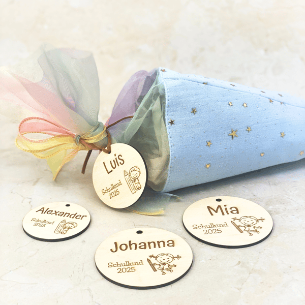 Personalisierter Holzanhänger zur Einschulung 2025 mit Name – Schulkind Gravur – Geschenk zur Schultüte – Junge oder Mädchen