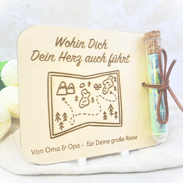 Geldgeschenk Reise aus Holz – personalisierte Karte mit Gravur & Reagenzglas zur Weltreise, Schulabschluss oder Studienbeginn