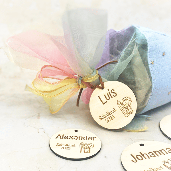 Personalisierter Holzanhänger zur Einschulung 2025 mit Name – Schulkind Gravur – Geschenk zur Schultüte – Junge oder Mädchen