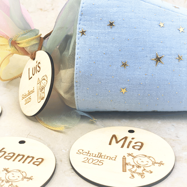 Personalisierter Holzanhänger zur Einschulung 2025 mit Name – Schulkind Gravur – Geschenk zur Schultüte – Junge oder Mädchen