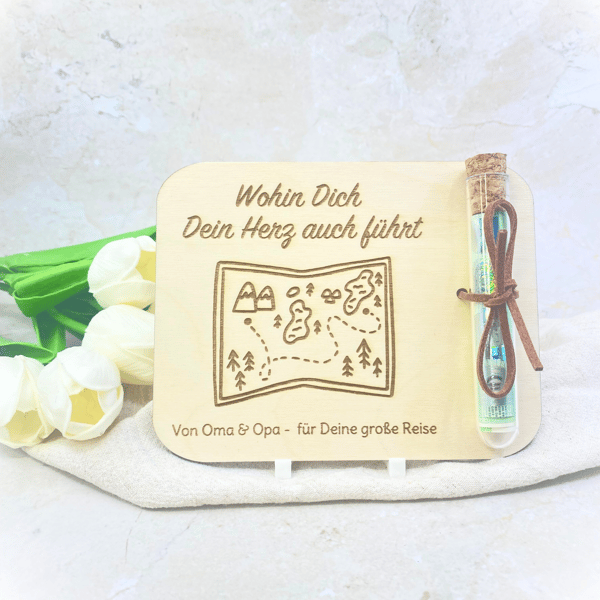 Geldgeschenk Reise aus Holz – personalisierte Karte mit Gravur & Reagenzglas zur Weltreise, Schulabschluss oder Studienbeginn