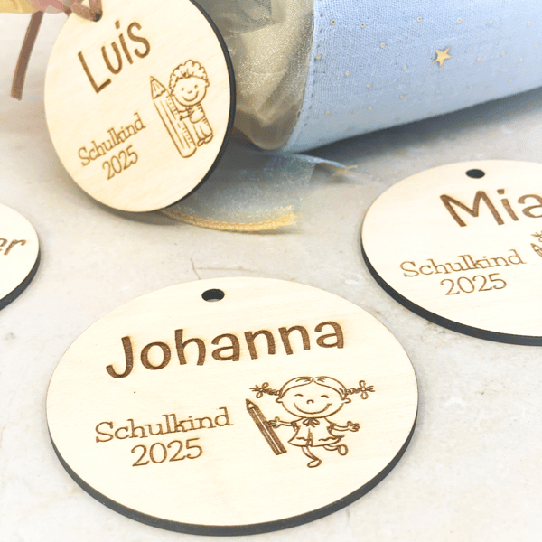 Personalisierter Holzanhänger zur Einschulung 2025 mit Name – Schulkind Gravur – Geschenk zur Schultüte – Junge oder Mädchen