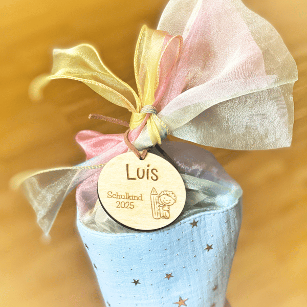 Personalisierter Holzanhänger zur Einschulung 2025 mit Name – Schulkind Gravur – Geschenk zur Schultüte – Junge oder Mädchen