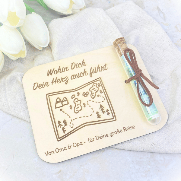 Geldgeschenk Reise aus Holz – personalisierte Karte mit Gravur & Reagenzglas zur Weltreise, Schulabschluss oder Studienbeginn