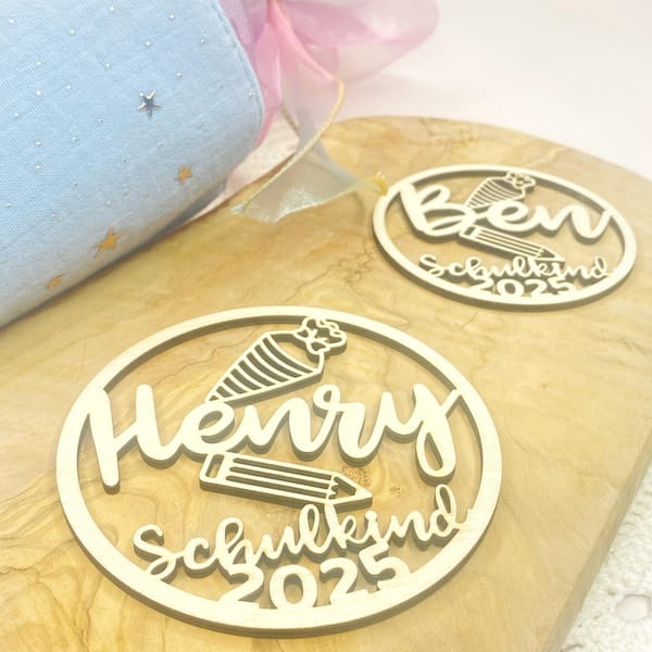 Einschulung Geschenk personalisierter Holzanhänger Schulkind 2025 mit Name & Schultüte – Türschild Deko Kinderzimmer Wanddekoration