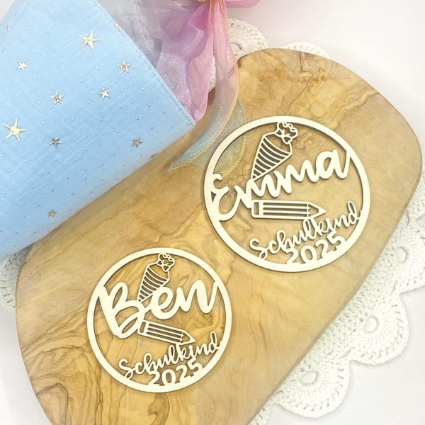 Einschulung Geschenk personalisierter Holzanhänger Schulkind 2025 mit Name & Schultüte – Türschild Deko Kinderzimmer Wanddekoration