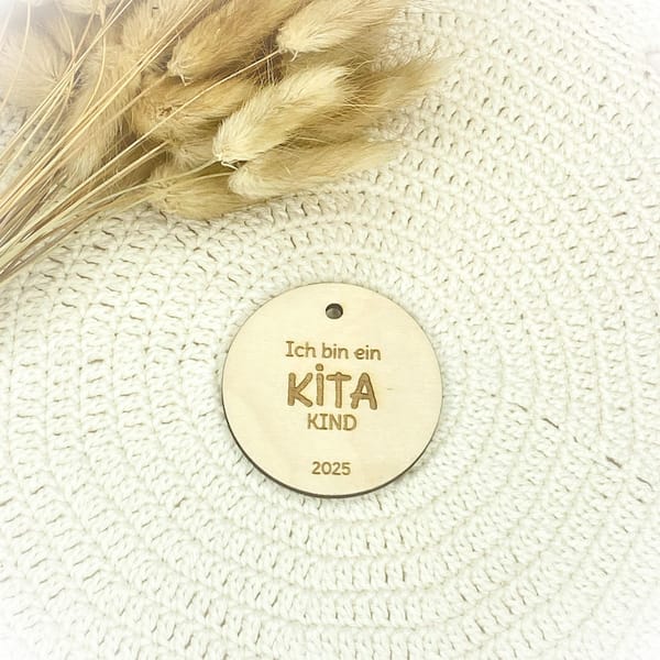 Holzanhänger Ich bin ein Kindergartenkind Kitakind Krippenkind 2025 - personalisiert – Geschenk zum Start oder Abschied