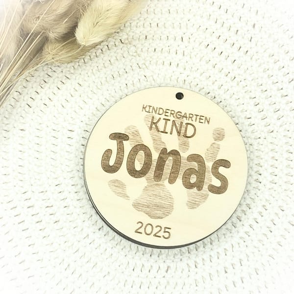 Kindergarten Anhänger 2025 Holz – Personalisiert mit Name – Geschenk Krippe Kita Kindergartenstart – Erinnerung erster Tag - Kitakind