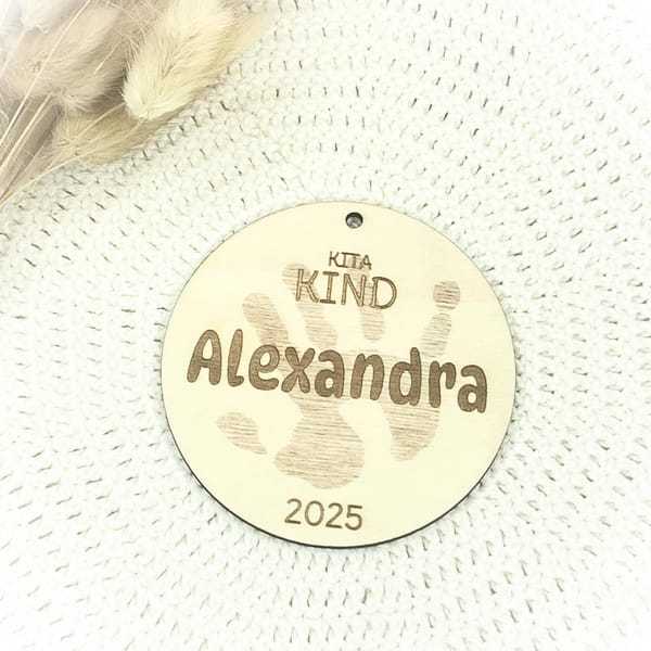 Kindergarten Anhänger 2025 Holz – Personalisiert mit Name – Geschenk Krippe Kita Kindergartenstart – Erinnerung erster Tag - Kitakind